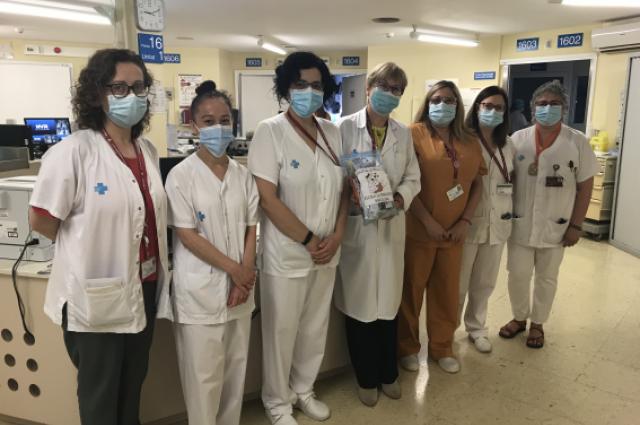 L'escola La Maquinista obsequia els pacients de l'hospital