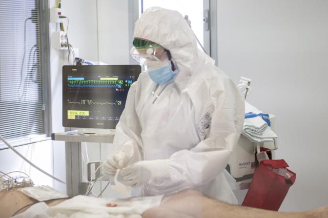 Un professional de l'Hospital de Bellvitge atén un pacient durant la primera onada de la pandèmia