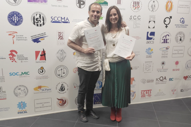 El Dr. Jordi Castillo i la Dra. M. Isabel Barrionuevo recollint el premi de l'Acadèmia