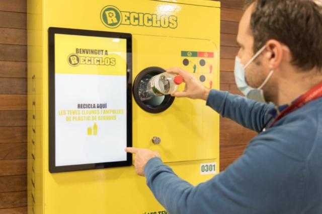 L'Hospital Universitari de Bellvitge se suma a RECICLOS amb la instal·lació de cinc màquines que recompensen per reciclar 