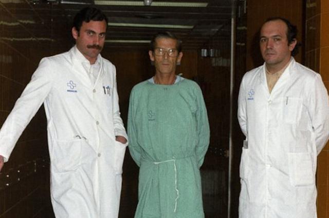 Els cirurgians Carles Margarit (esquerra) i Eduardo Jaurrieta, amb el pacient Juan Cuesta
