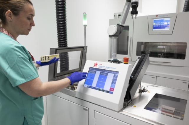 Bellvitge incorpora un braç robòtic que completa una pionera automatització de l’anàlisi de teixits per al diagnòstic de múltiples malalties 