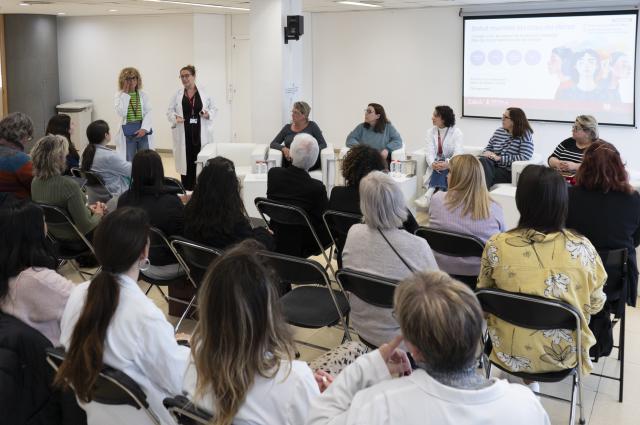 TOC i diferències de gènere en l’estimulació cerebral profunda  El col·loqui també ha permès abordar la influència del gènere en altres problemàtiques de salut mental, com el trastorn obsessivocompulsiu (TOC). Recentment, un estudi pioner liderat pel Servei de Psiquiatria de l’Hospital de Bellvitge ha posat en relleu que les dones amb TOC resistent responen pitjor a l’estimulació cerebral profunda (DBS) que els homes.  La Dra. Alonso ha destacat la importància de continuar investigant aquestes diferències: 