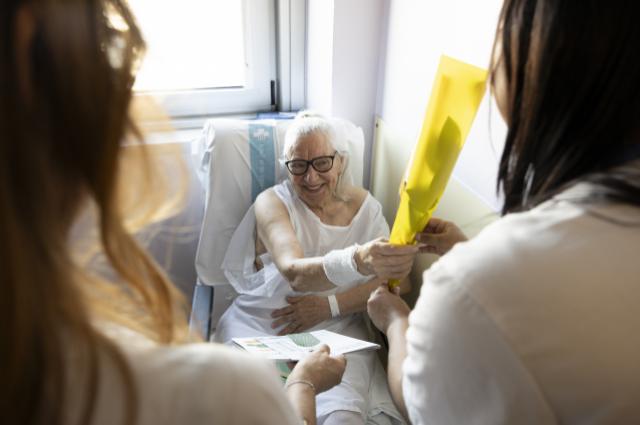 Un nou conte col·laboratiu, roses per als pacients i una emocionant presentació a la Diada de Sant Jordi a Bellvitge