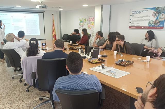 Un grup d’estudiants del màster d’Administració en Salut de la Universitat de Xile visiten l’Hospital de Bellvitge