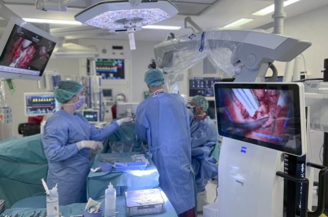 Bellvitge forma especialistes europeus en les cirurgies cerebrals que permeten operar amb la persona desperta