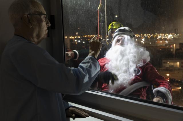 La baixada del Pare Noel per la façana, emocionant colofó de les celebracions del Nadal a l’HUB