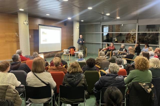 Descobrint la microbiota intestinal: èxit de la xerrada del Dr. Guardiola a la Biblioteca Bellvitge