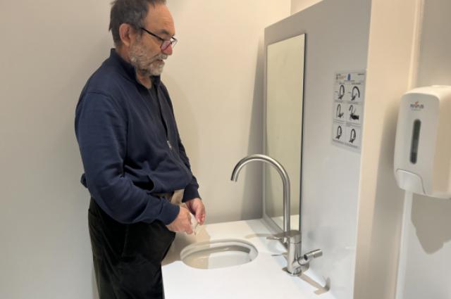 L’Hospital de Bellvitge millora l’autonomia de les persones ostomitzades amb un nou lavabo adaptat