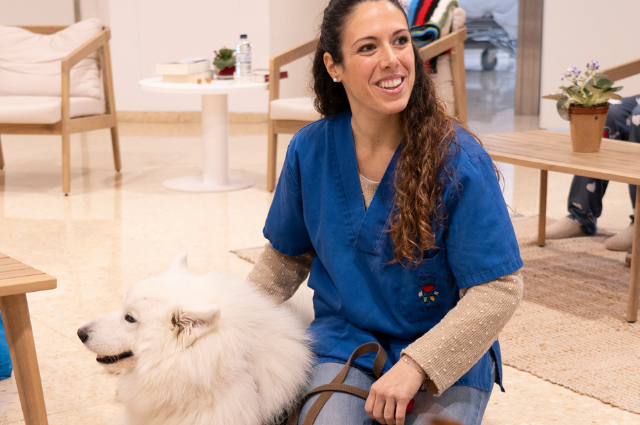 L’Hospital de Bellvitge incorpora la teràpia assistida amb gossos al tractament de la salut mental