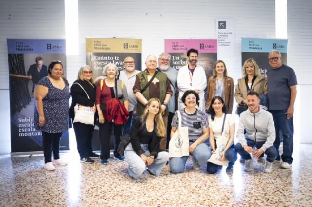 Una exposició apropa la realitat quotidiana de les persones amb miastènia