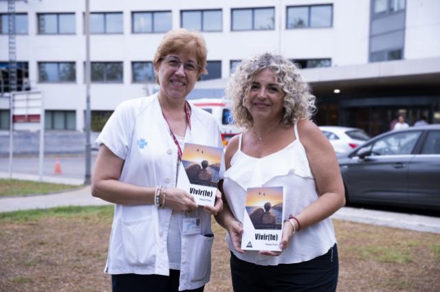 Raquel Prieto, autora d’un llibre testimonial sobre la malaltia i el comiat de la seva parella, dona dos exemplars a la biblioteca per a pacients de l’HUB 