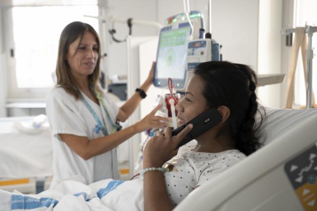  L’Hospital de Bellvitge millora el benestar dels pacients de diàlisi amb lectures telefòniques mentre reben el tractament