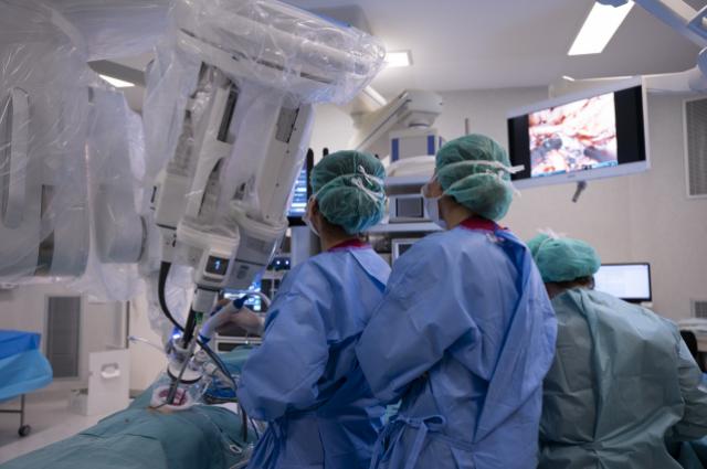 L’Hospital de Bellvitge realitza el primer trasplantament renal a Europa amb cirurgia robòtica d’una única incisió
