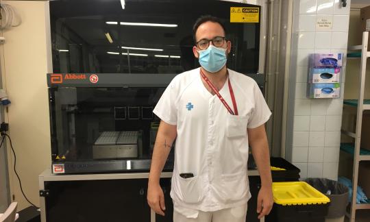 #RetratsCovidHUB (I) | Daniel Rodríguez, coordinador tècnic del Laboratori de Microbiologia.  “Hem creat un vincle entre diferents professionals”