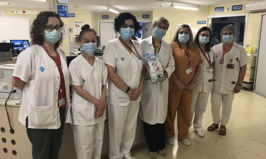 Los alumnos de La Maquinista hacen un regalito a los pacientes del hospital