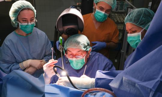 L’Hospital de Bellvitge coordina l’assaig clínic d’una cirurgia menys agressiva per al càncer de recte baix 