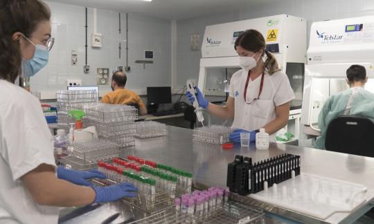 El Servei de Microbiologia de la Metropolitana Sud multiplica per 6 el nombre de PCR setmanals des de l’inici de la pandèmia