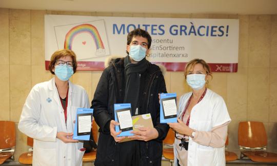 Everis fa una donació de lectors de llibres electrònics per als pacients de l’HUB