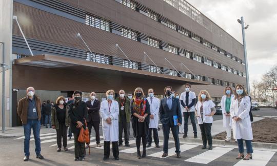 La alcaldesa de L'Hospitalet y el rector de la UB visitan el HUB para conocer el nuevo edificio polivalente