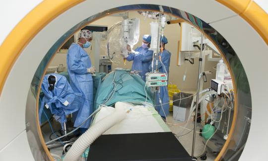 El Hospital de Bellvitge y el ICO incorporan la radioterapia intraoperatoria en el acto quirúrgico para mejorar el tratamiento de dos tipos de tumores cerebrales