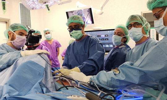 Un curs de cirurgia d’espatlla transmès des de l’HUB és seguit per un miler d'experts d’arreu del món