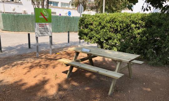 Noves taules de pícnic, donades pel Grup Fábregas, per un entorn hospitalari més acollidor