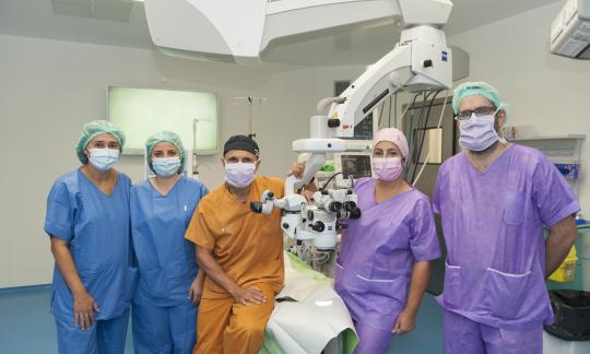 Cirujanos del Hospital de Bellvitge restauran la función de una córnea implantándole un nervio de la pierna