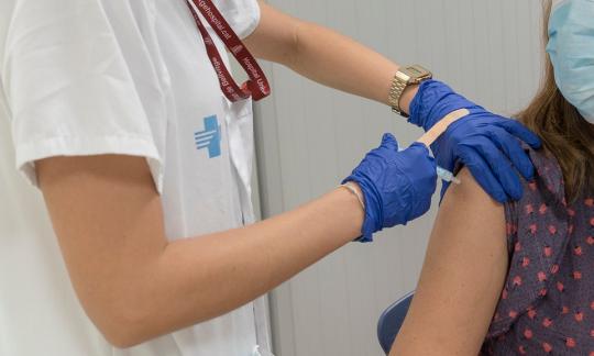 Dimarts 30 comença l’administració de la tercera dosi de la vacuna de la Covid-19 als professionals de l’HUB