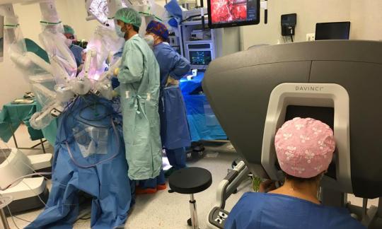 El Hospital de Bellvitge realiza la primera cirugía de reasignación de sexo robótica en Europa