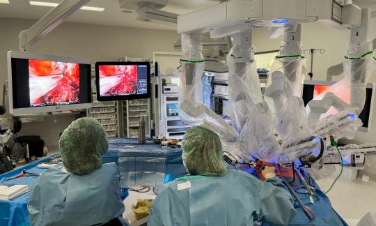 L’Hospital de Bellvitge es reforça com a referència en cirurgia robòtica amb un tercer robot Da Vinci 