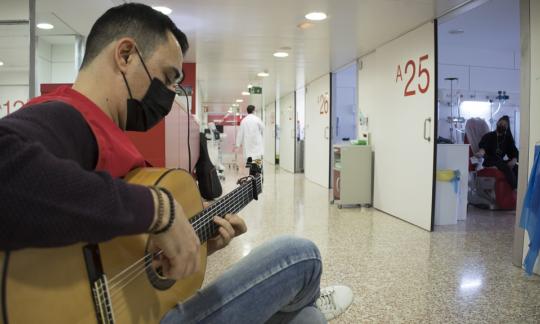 "Música en vena" para humanizar la estancia de los pacientes del Hospital de Bellvitge