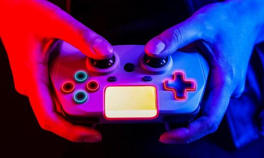 El projecte 'Què t'hi jugues?' s'endinsa en l'àmbit dels videojocs i les apostes en línia des de l'expertesa de l'alumnat